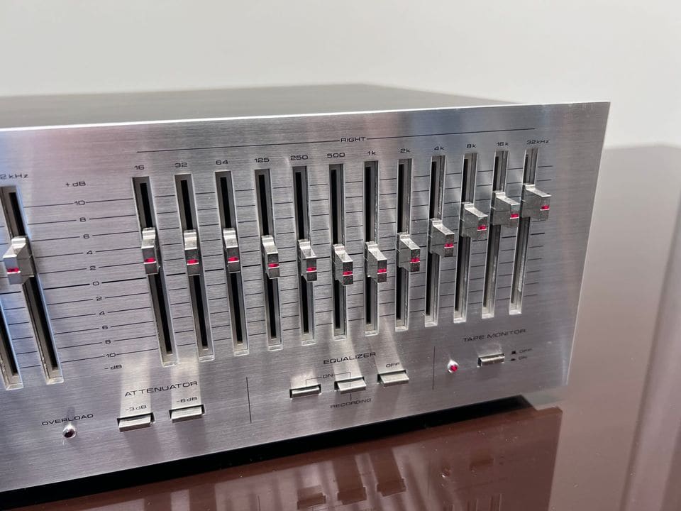 Schuifregelaars van het rechterkanaal en attenuatorknoppen op het aluminium front van de Pioneer SG-9800
