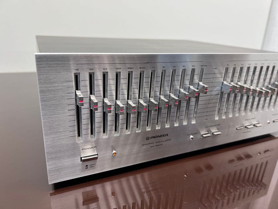 Pioneer SG-9800 schuin van links met aan/uit-schakelaar en schuifregelaars van het linkerkanaal