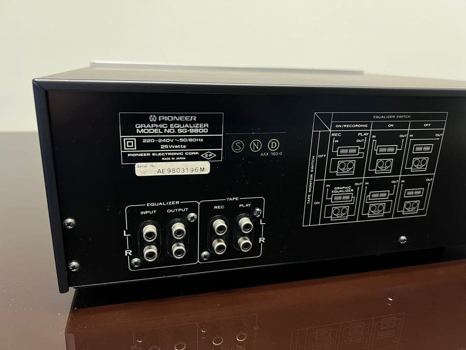 Typeplaatje 'Graphic Equalizer model SG-9800' en cinch-aansluitingen op de achterkant