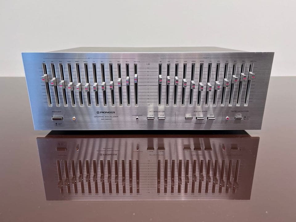 Vooraanzicht van de Pioneer SG-9800 equalizer op een glanzende donkere tafel