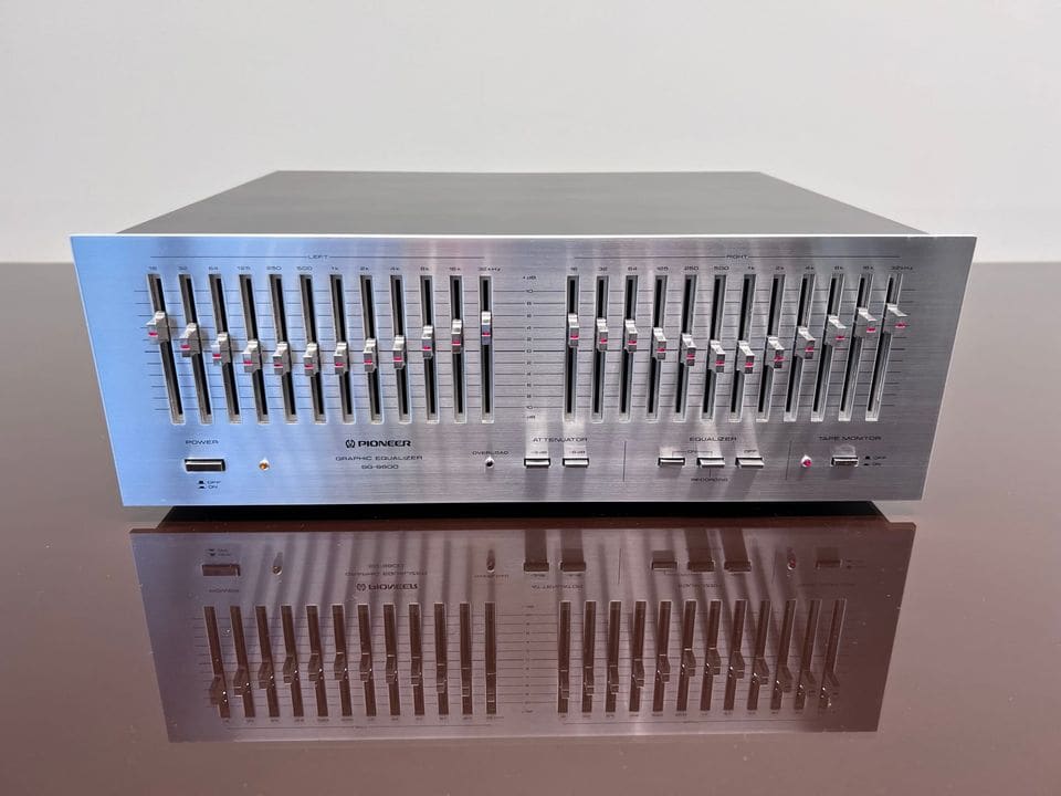 Pioneer SG-9800 grafische equalizer met geborsteld zilveren front en twee rijen schuifregelaars