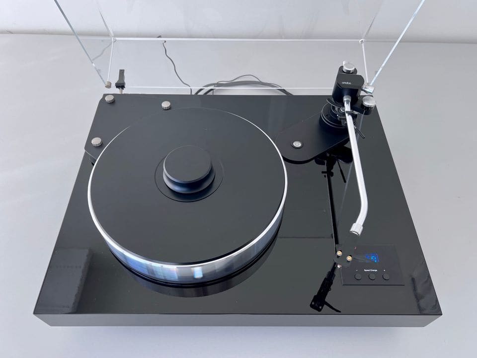 Bovenaanzicht van de Pro-Ject X-tension 12 met plateau, platendrukker en Ortofon-toonarm