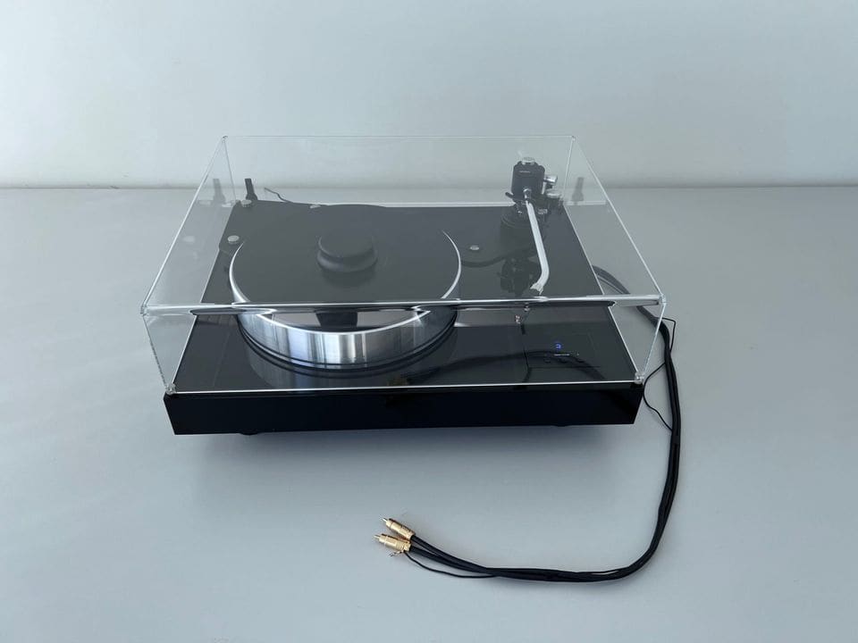 Pro-Ject X-tension 12 met gesloten stofkap en cinch-signaalkabel