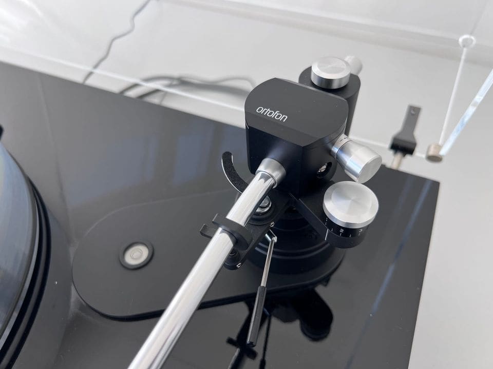 Lagerblok en tegengewicht van de Ortofon RS-309D toonarm op de Pro-Ject X-tension 12