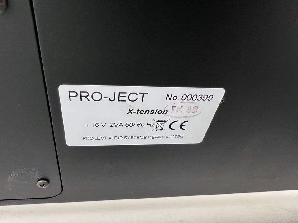Typeplaatje 'Pro-Ject X-tension' met serienummer op de onderzijde van de platenspeler