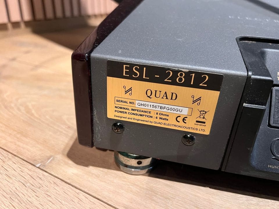 Typeplaatje 'ESL-2812 Quad' met serienummer op de sokkel van de luidspreker