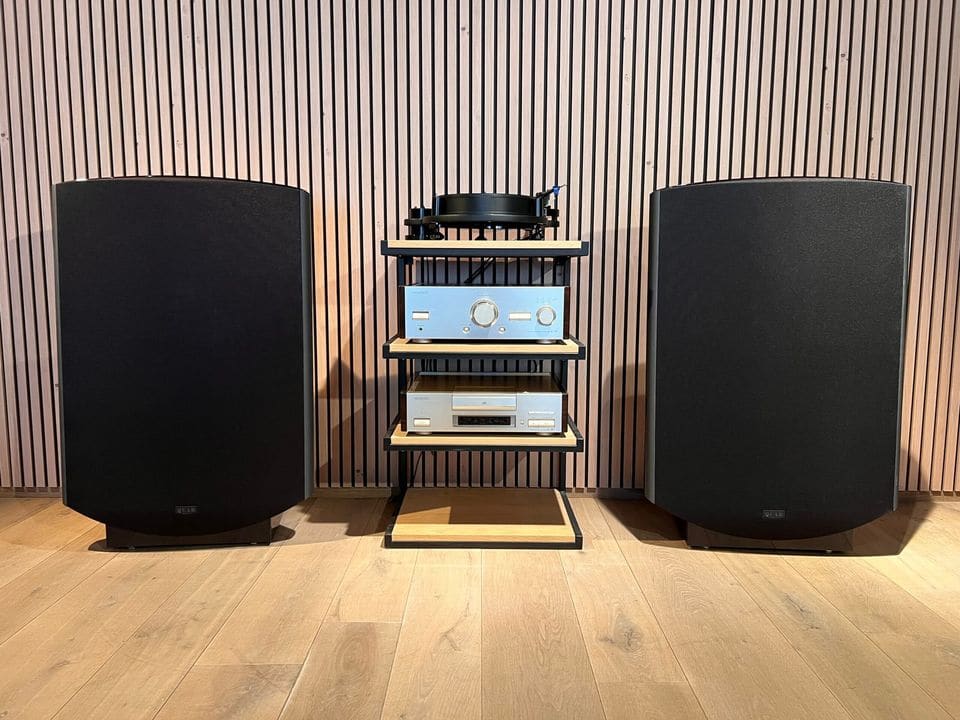 Paar Quad ESL-2812 elektrostatische luidsprekers vooraanzicht, met hifi-rack ertussen