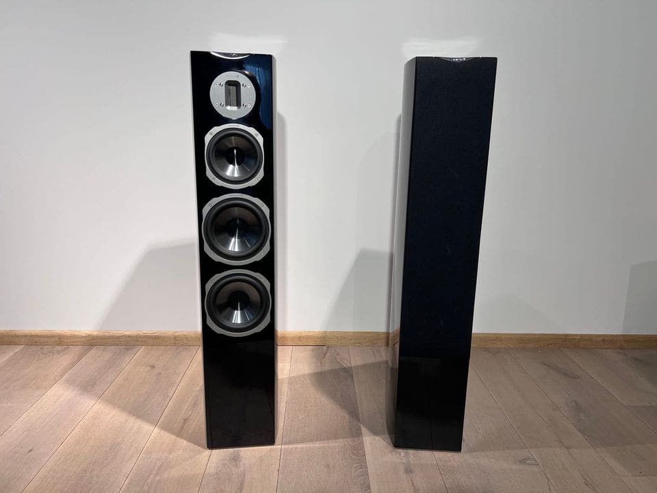 Quadral Chromium Style 8 vloerstaande luidsprekers in hoogglans zwart, voor- en zijaanzicht