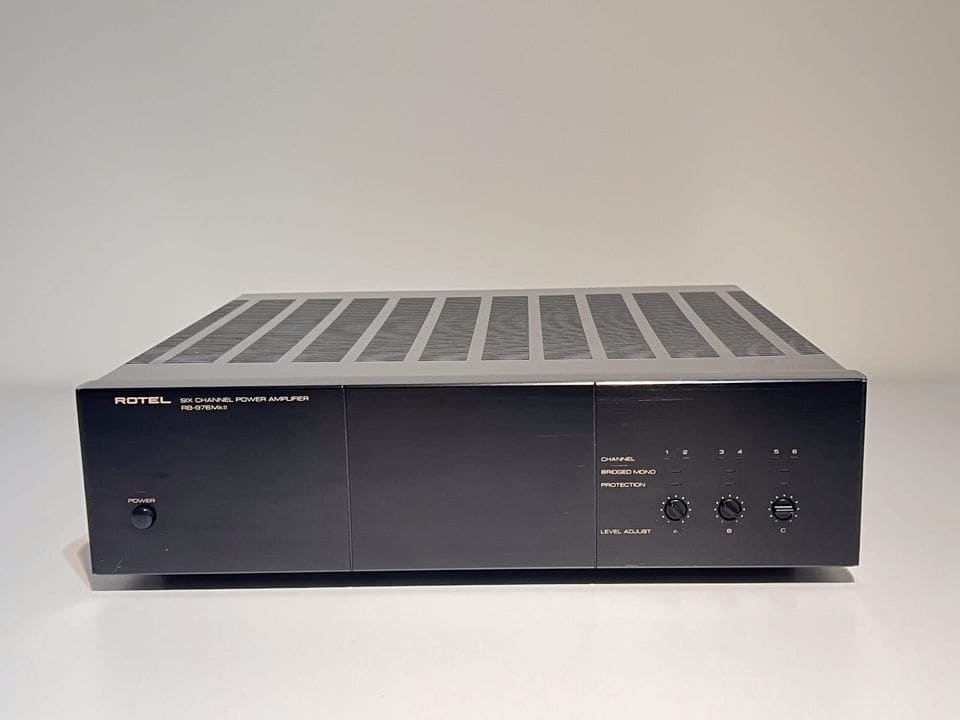 Rotel RB-976 MKII zeskanaals eindversterker in zwart, vooraanzicht met level-regelaars