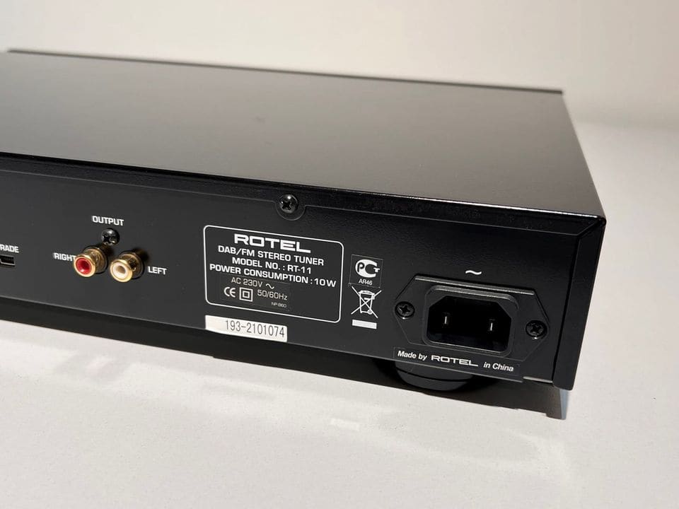 RCA-uitgangen, typeplaatje en netaansluiting van de Rotel RT-11