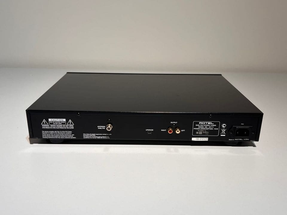 Achterkant van de Rotel RT-11 met antenne-ingang en audio-uitgangen