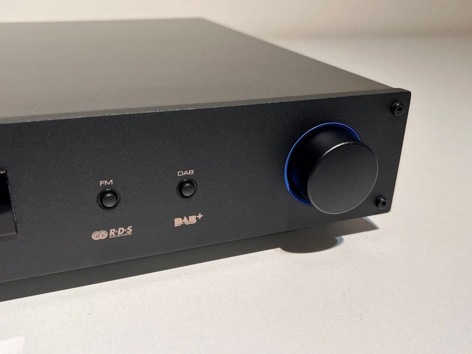 FM- en DAB-toetsen en verlichte draaiknop op de Rotel RT-11