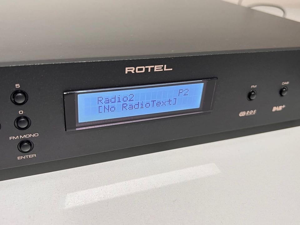 Blauw display met DAB-zender Radio2 op de Rotel RT-11