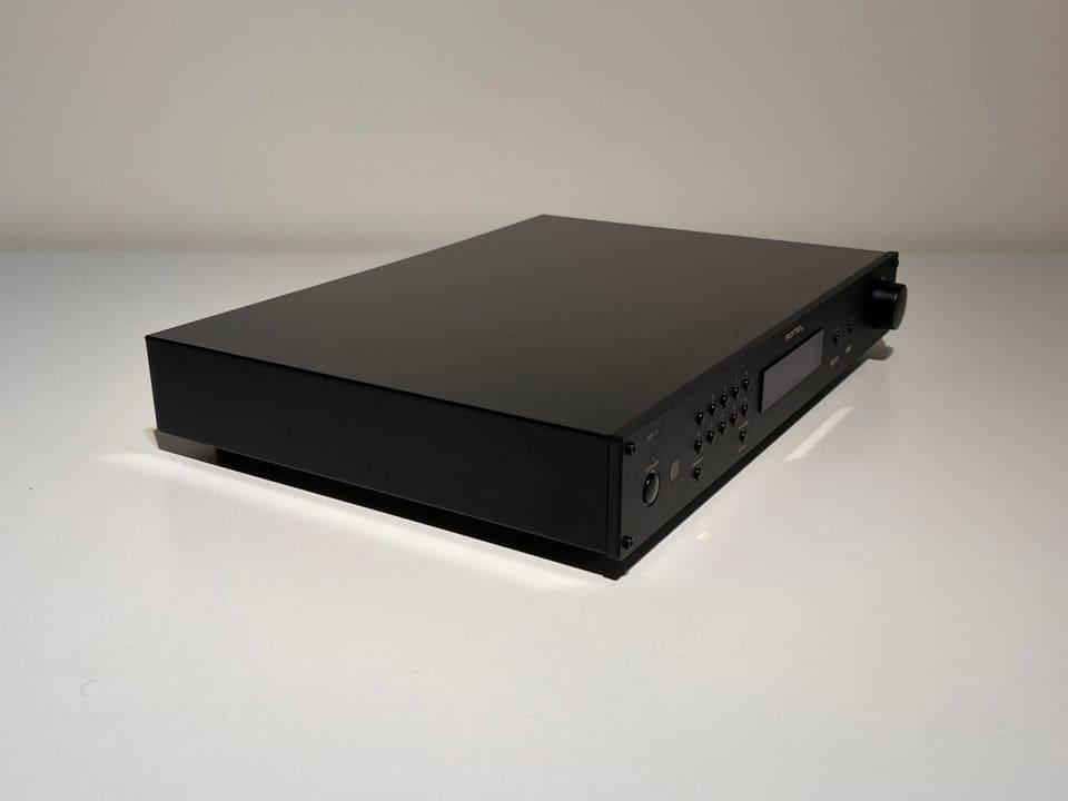 Rotel RT-11 schuin van links met zwarte aluminium behuizing