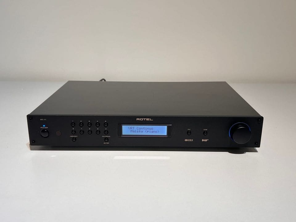 Zwarte Rotel RT-11 DAB+ tuner met blauw display, vooraanzicht