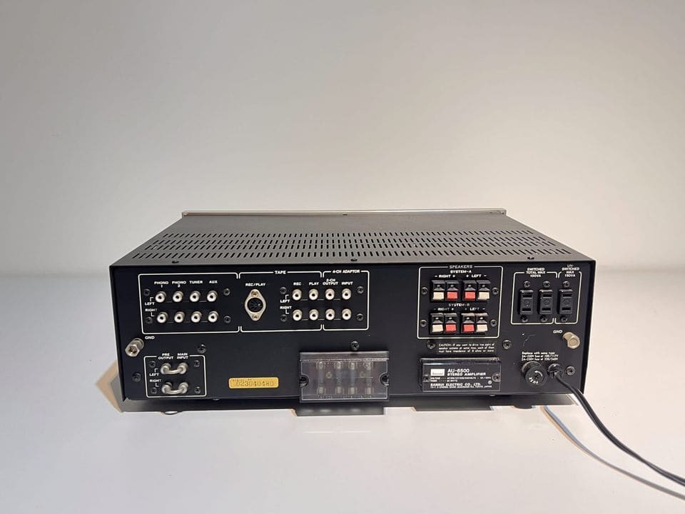 Achterkant van de Sansui AU-6500 met phono- en line-ingangen en luidsprekerklemmen