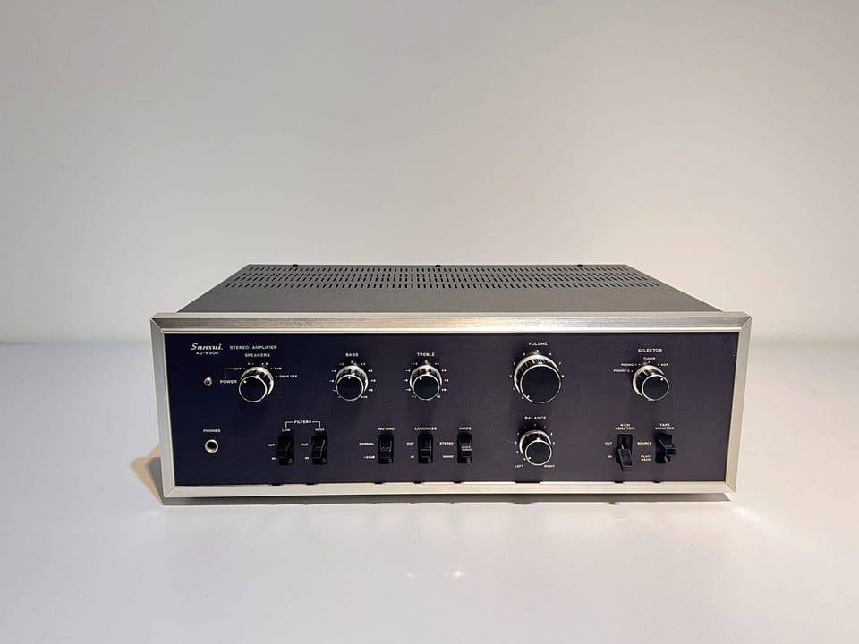 Sansui AU-6500 geïntegreerde versterker met zwart frontpaneel en zilveren rand, vooraanzicht