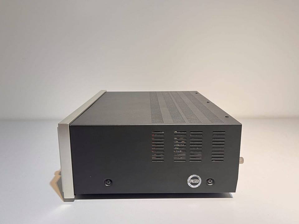 Zijaanzicht van de Sansui AU-6500 versterker met zwarte behuizing