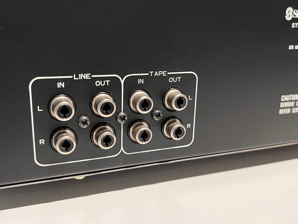 RCA line- en tape-aansluitingen in en uit op de achterkant van de Sherwood EQ200