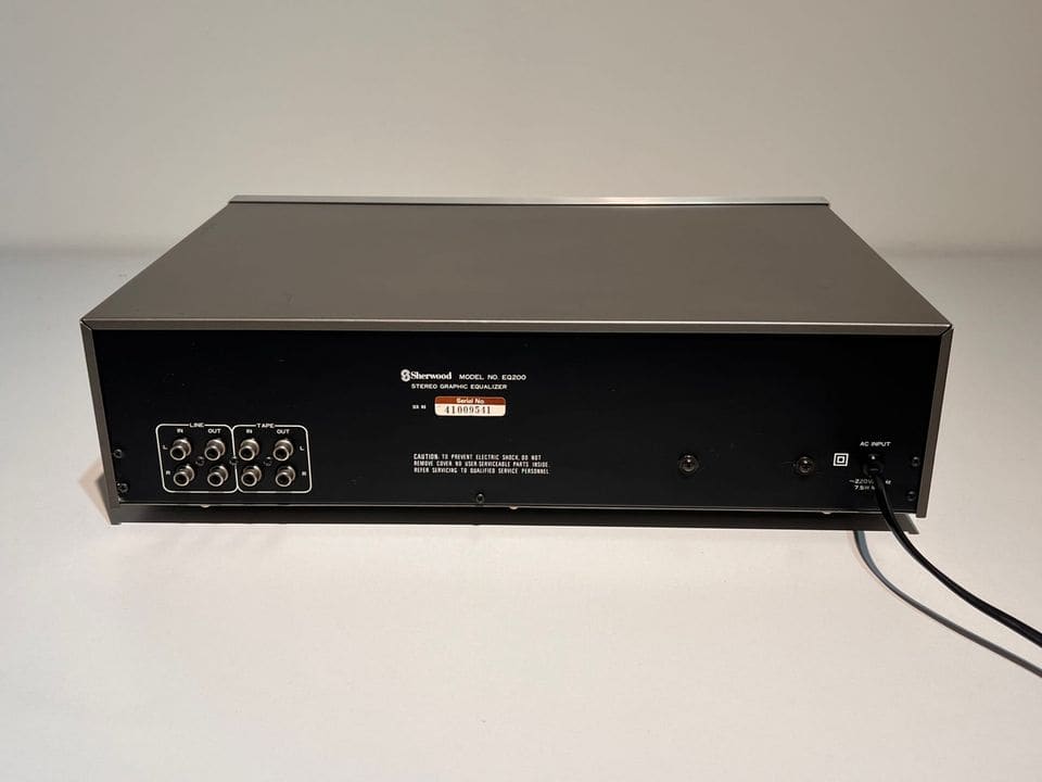 Achterkant van de Sherwood EQ200 met RCA-aansluitingen en netsnoer