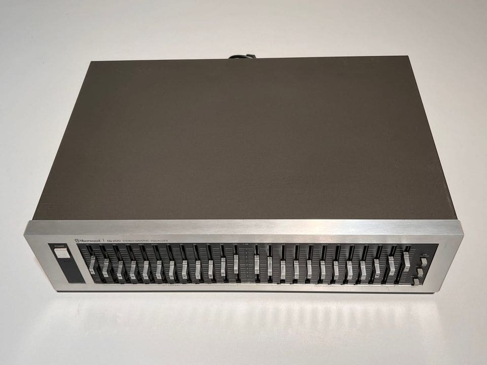 Sherwood EQ200 van boven met zwarte kap en zilveren frontpaneel