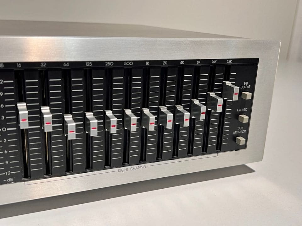 Schuifregelaars en tape monitor-knoppen aan de rechterzijde van de Sherwood EQ200