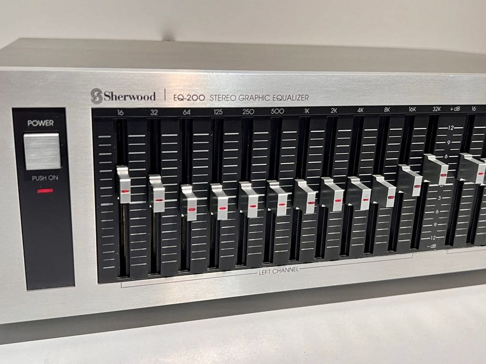 Power-knop en 10-bands schuifregelaars van de Sherwood EQ200