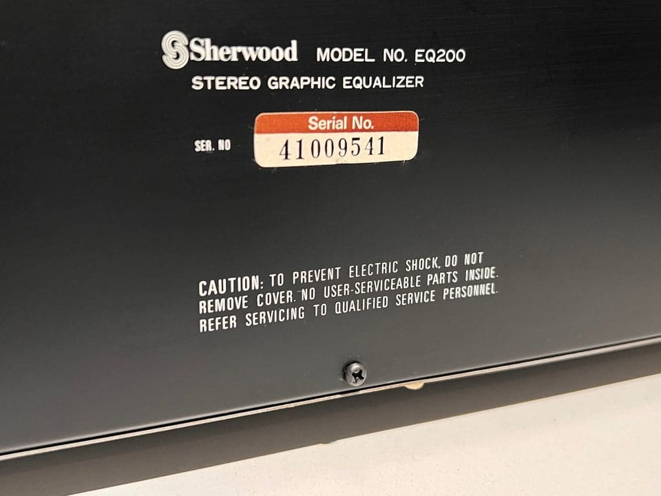 Typeplaatje Sherwood model EQ200 stereo graphic equalizer met serienummer