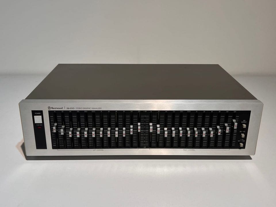 Sherwood EQ200 equalizer vooraanzicht van iets hoger