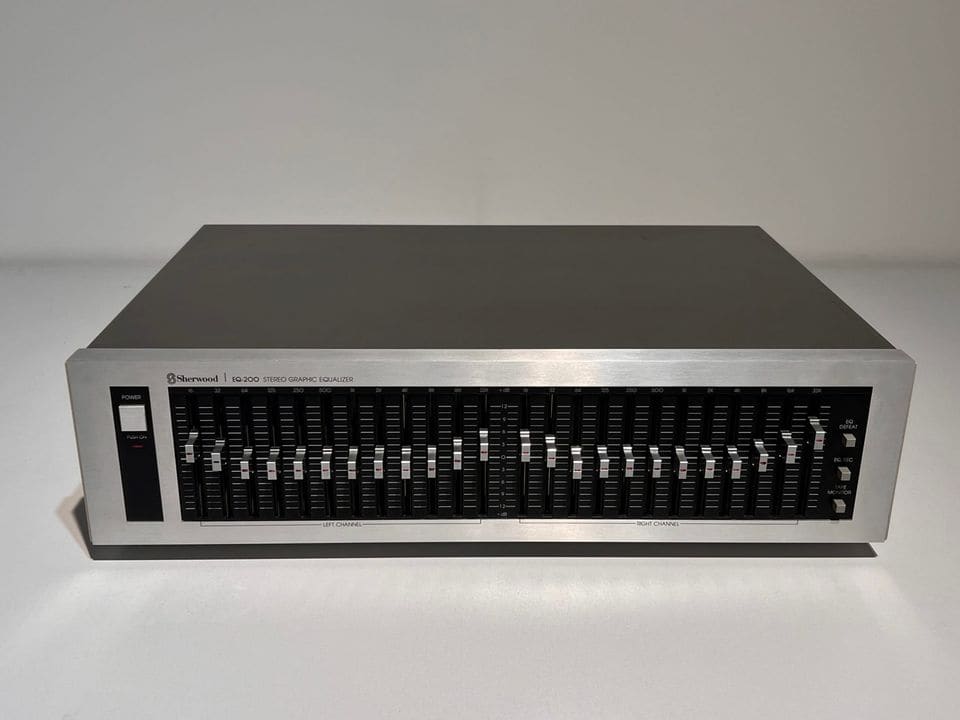 Sherwood EQ200 stereo grafische equalizer met zilver front en schuifregelaars, vooraanzicht