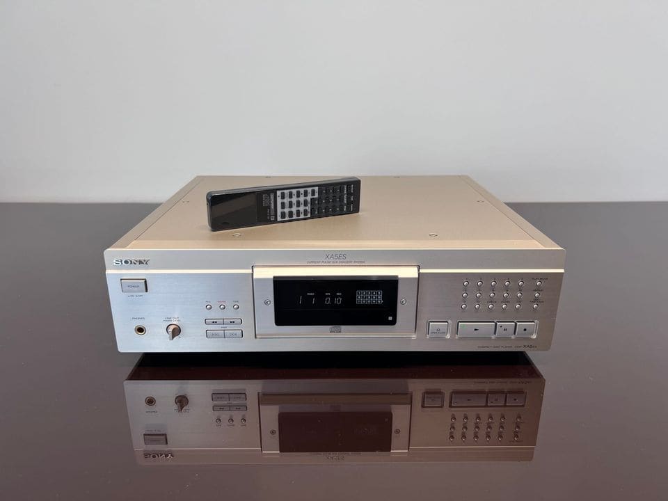 Champagnekleurige Sony CDP-XA5ES cd-speler met afstandsbediening erop, vooraanzicht