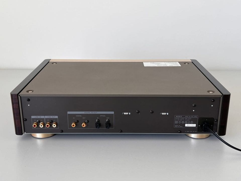 Achterkant van de Sony DTC-59ES met analoge en digitale aansluitingen