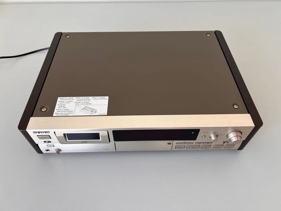 Sony DTC-59ES van bovenaf met houten zijwangen en champagne front