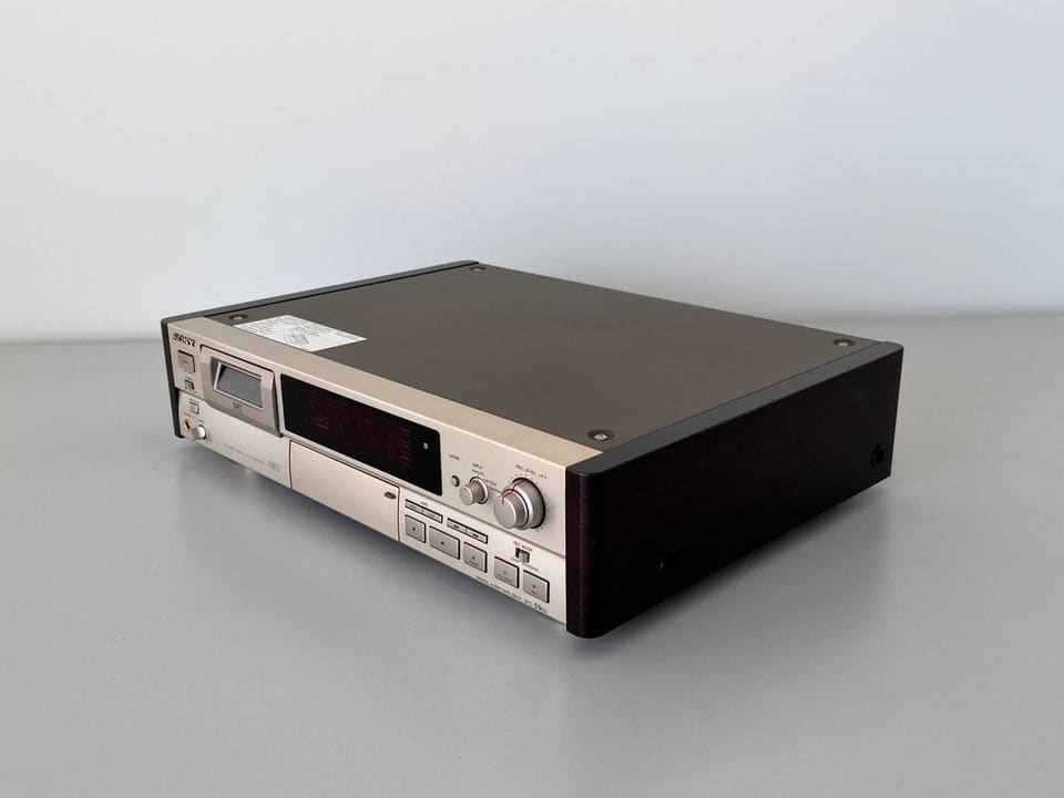 Sony DTC-59ES schuin van links met display en bedieningstoetsen