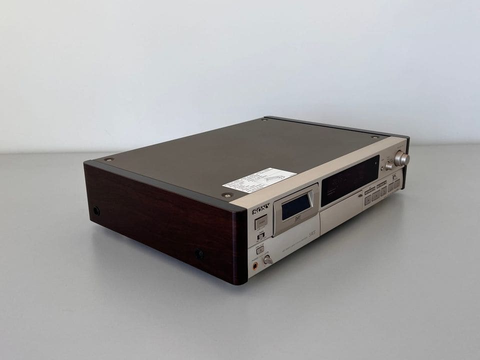 Sony DTC-59ES schuin van rechts met houten zijpanelen