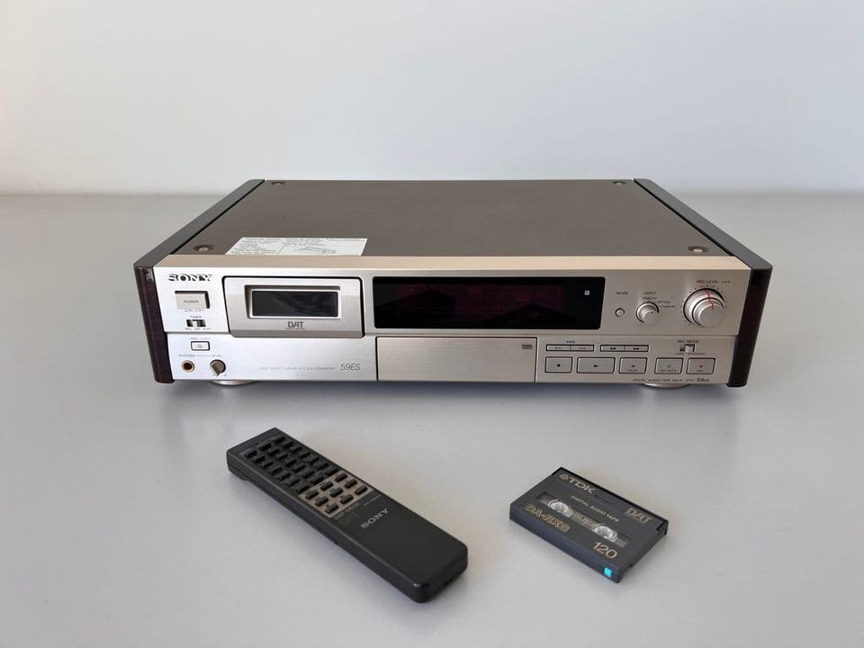 Sony DTC-59ES DAT-recorder met afstandsbediening en DAT-cassette ervoor
