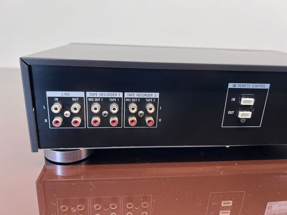 Cinch-aansluitingen van de Sony SEQ-333ES voor line en twee tape-recorders