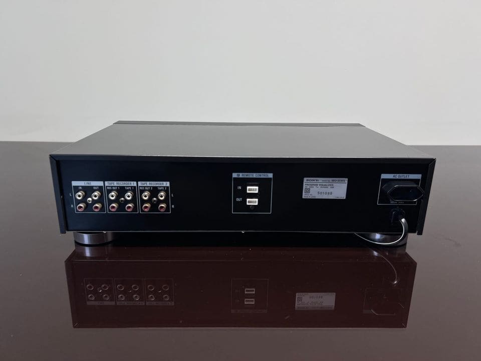 Achterkant van de Sony SEQ-333ES met cinch-aansluitingen, remote-aansluiting en netstekker