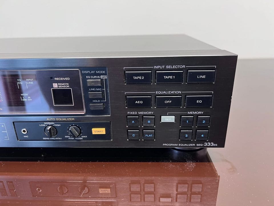 Detail van de Sony SEQ-333ES: knoppen voor ingangskeuze, equalisatie, geheugen en auto-equalizer