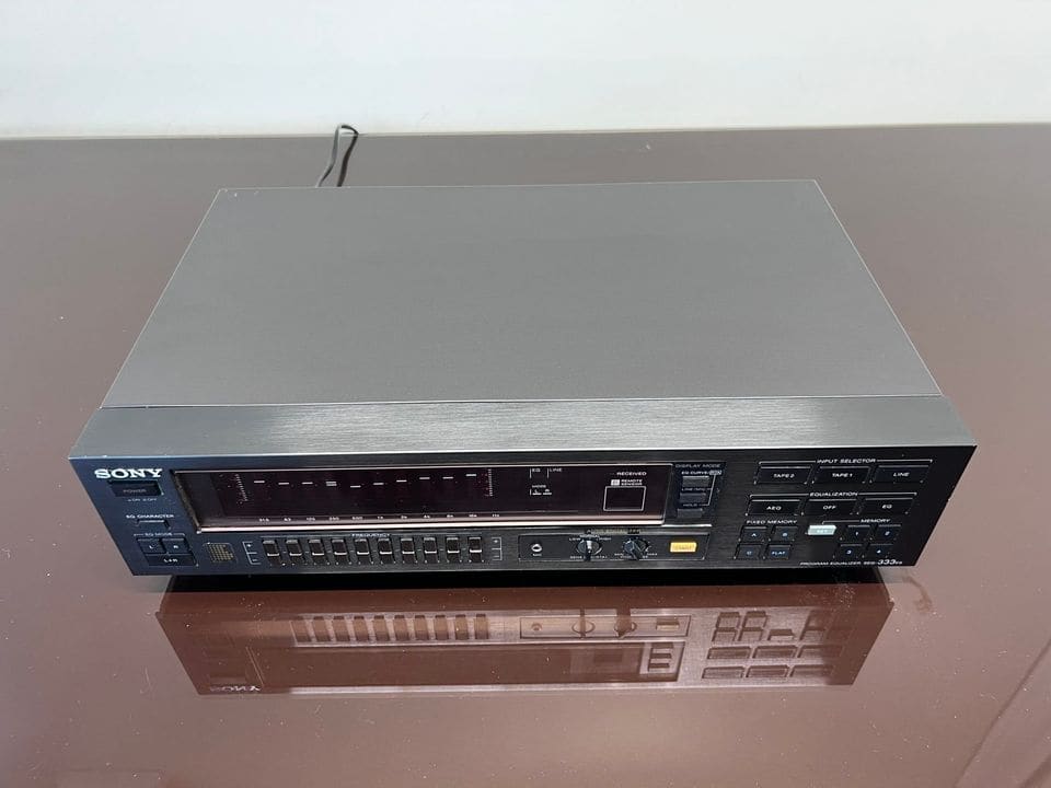 Sony SEQ-333ES equalizer van schuin boven, zwarte behuizing met het front zichtbaar