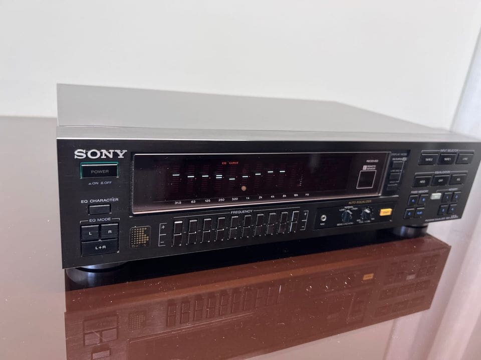 Front van de Sony SEQ-333ES met het spectrumdisplay, de equalizerregelaars en de bedieningsknoppen
