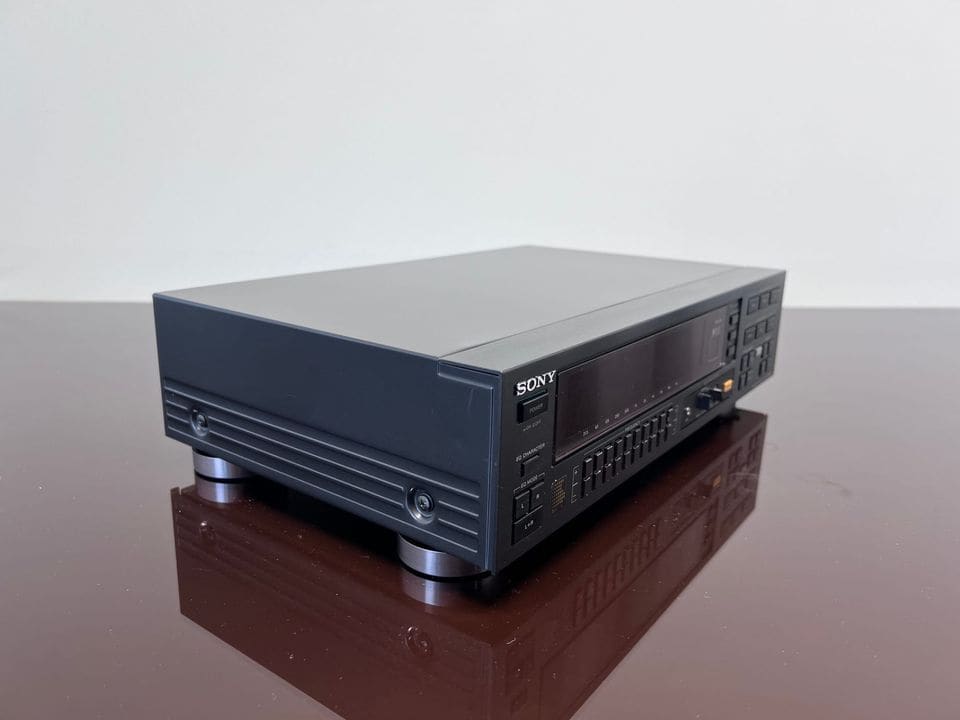 Sony SEQ-333ES schuin van links gefotografeerd op een spiegelende tafel