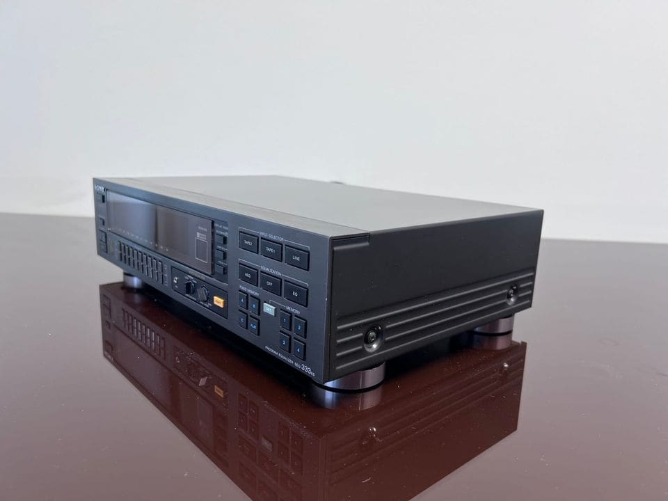 Sony SEQ-333ES schuin van rechts met zicht op de zijkant en de voeten