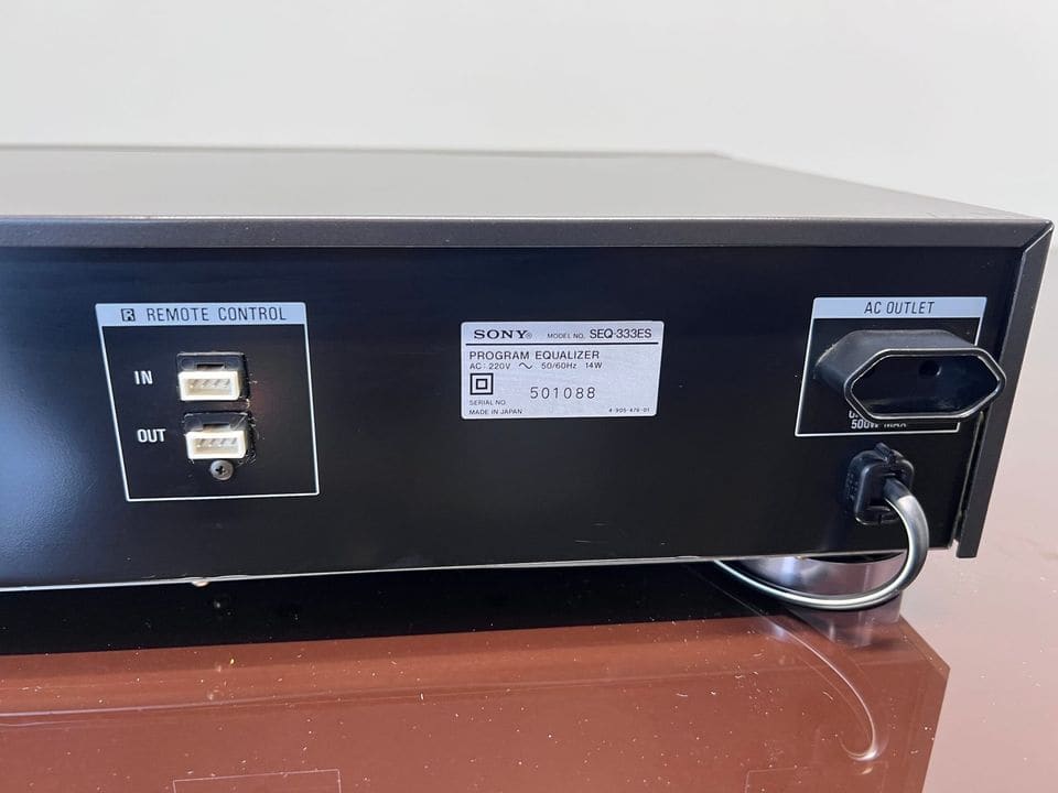 Typeplaatje en remote control-aansluitingen op de achterkant van de Sony SEQ-333ES
