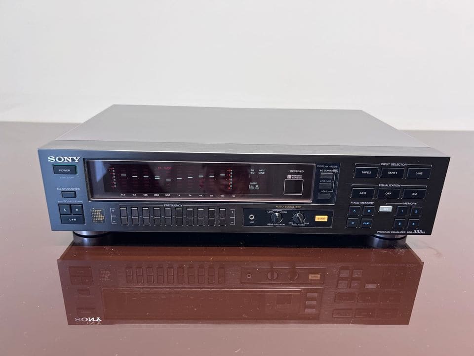 Sony SEQ-333ES grafische equalizer in zwart, vooraanzicht met display en schuifregelaars