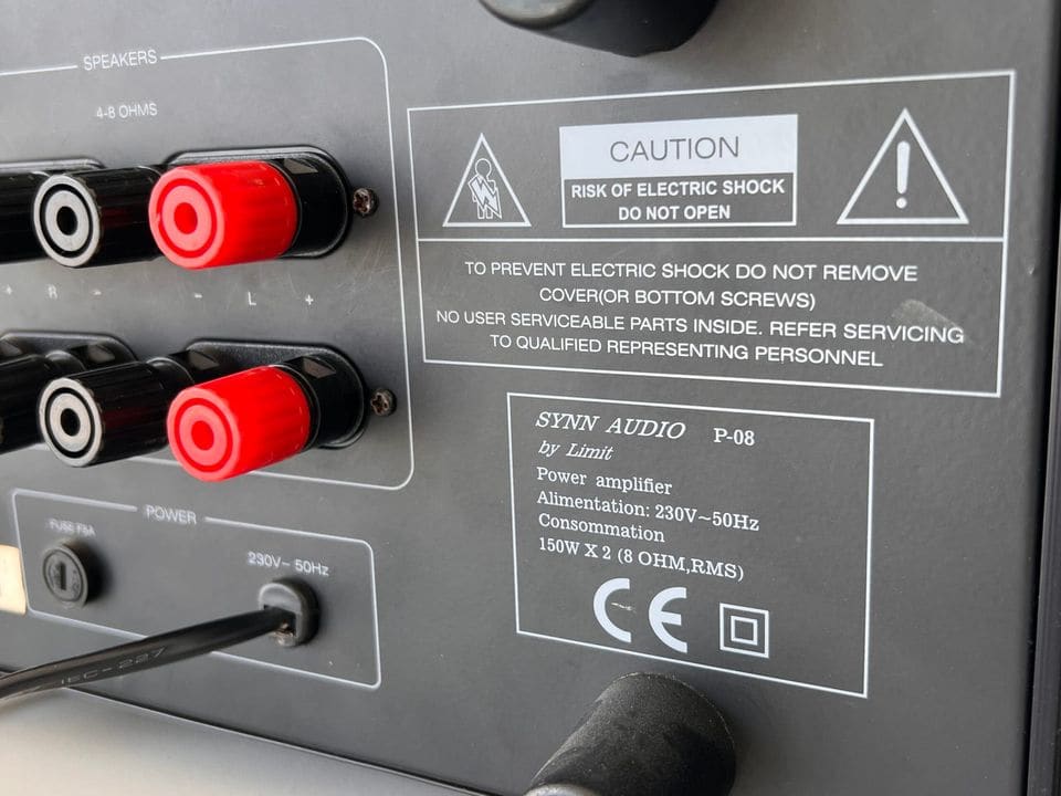 Luidsprekerterminals en typeplaatje van de SYNN Audio P-08 power amplifier