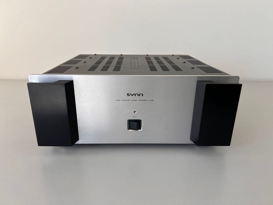 SYNN P-08 stereo eindversterker met zilver front en zwarte handgrepen, vooraanzicht