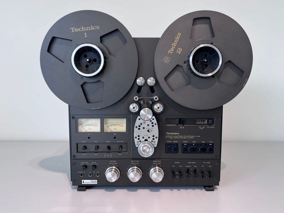 Zwarte Technics RS-1506 bandrecorder met twee Technics-spoelen, vooraanzicht
