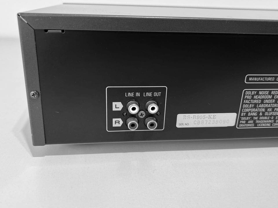 RCA line in en line out op de achterkant van de Technics RS-B905