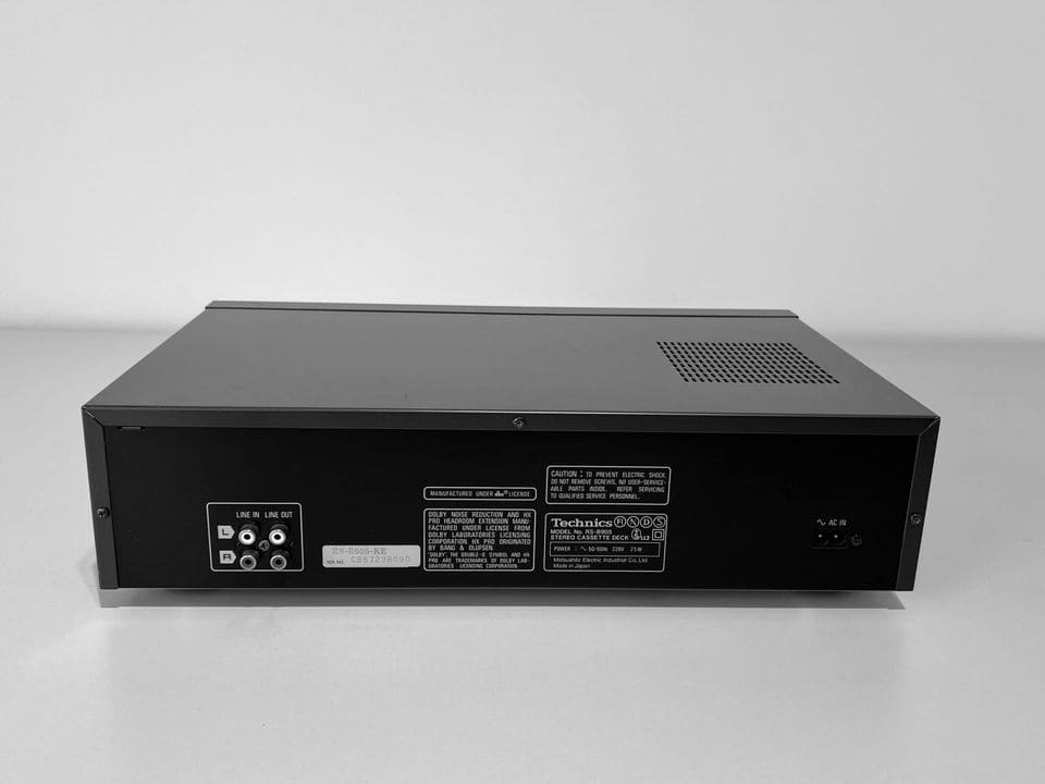 Achterkant van de Technics RS-B905 met line-aansluitingen en typeplaatje